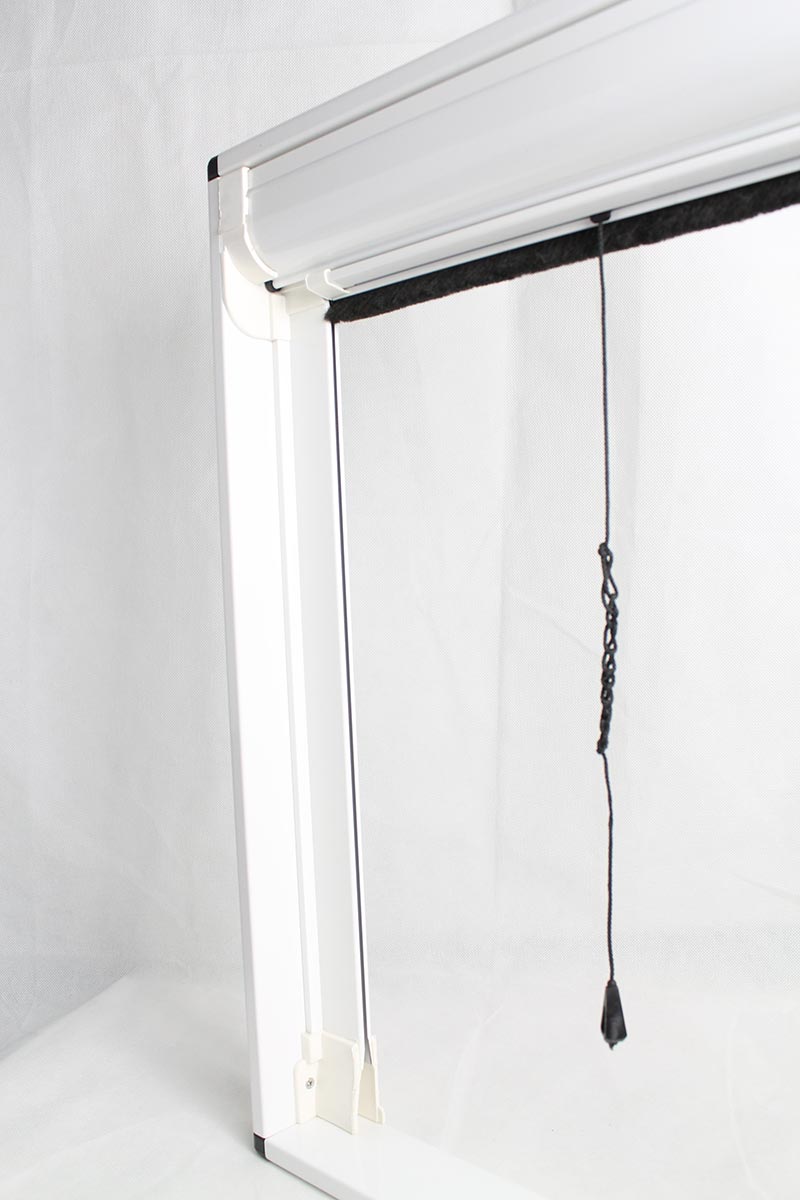 Zanzariera per finestra a scorrimento verticale con cassonetto da 55 mm