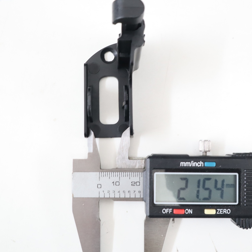 Piedino di battuta per barra maniglia zanzariera a scorrimento verticale