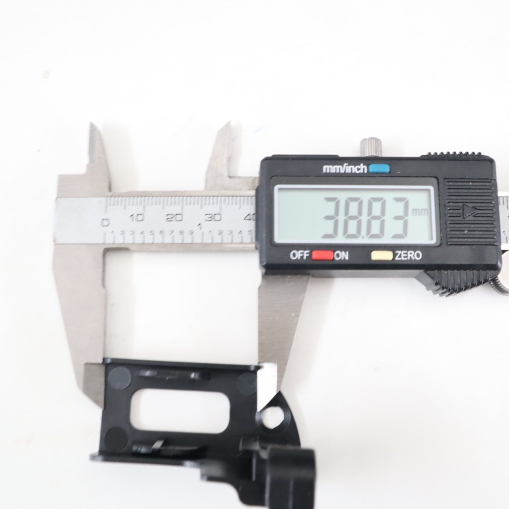 Piedino di battuta per barra maniglia zanzariera a scorrimento verticale