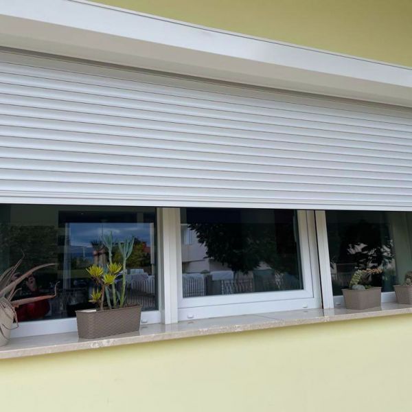Tapparelle con cassonetto esterno e motore elettrico