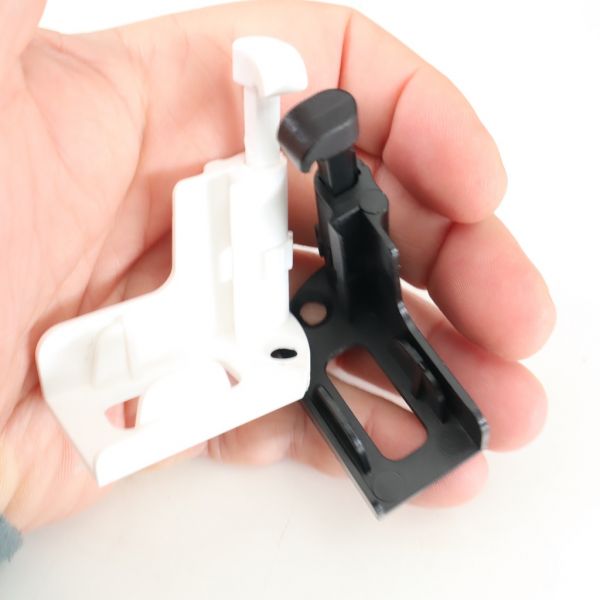 Piedino di battuta per barra maniglia zanzariera a scorrimento verticale